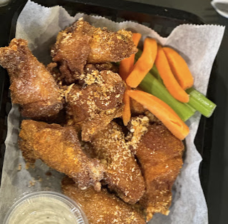 Dusted chicken wings with carrots, celery and dipping sauce